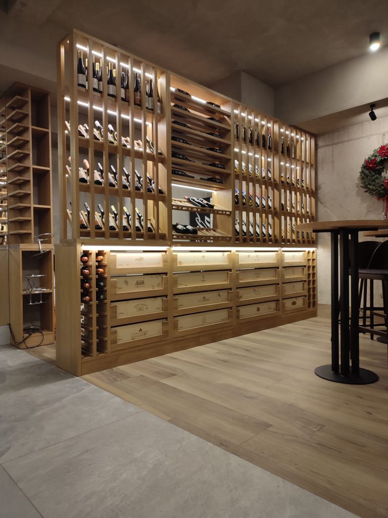 bar do restauracji, regały na wino. regał na wino, piwnica na wino, meble na wino, szafa na wino, szafka na wino, regały dębowe, meble dębowe, wyposażenie restauracji,